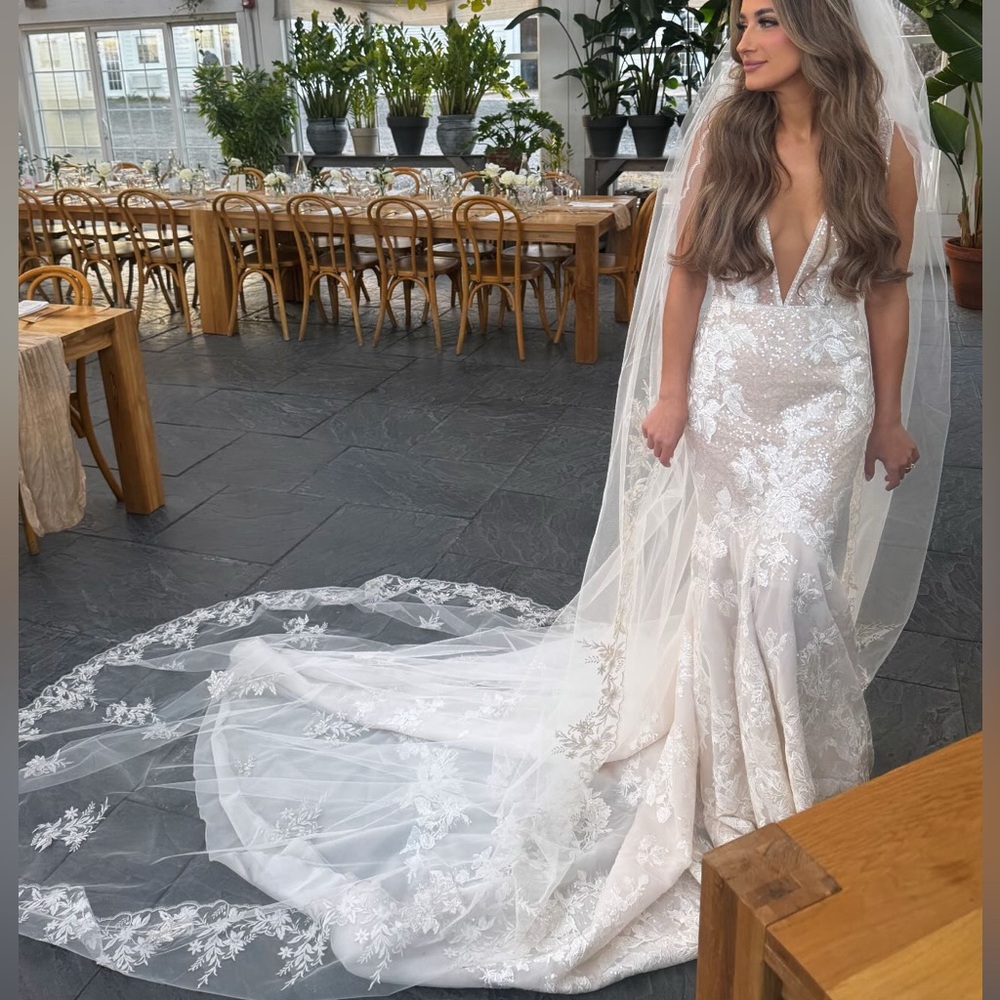 Elegant Berta cathedral Veil - Picture 5 of 6